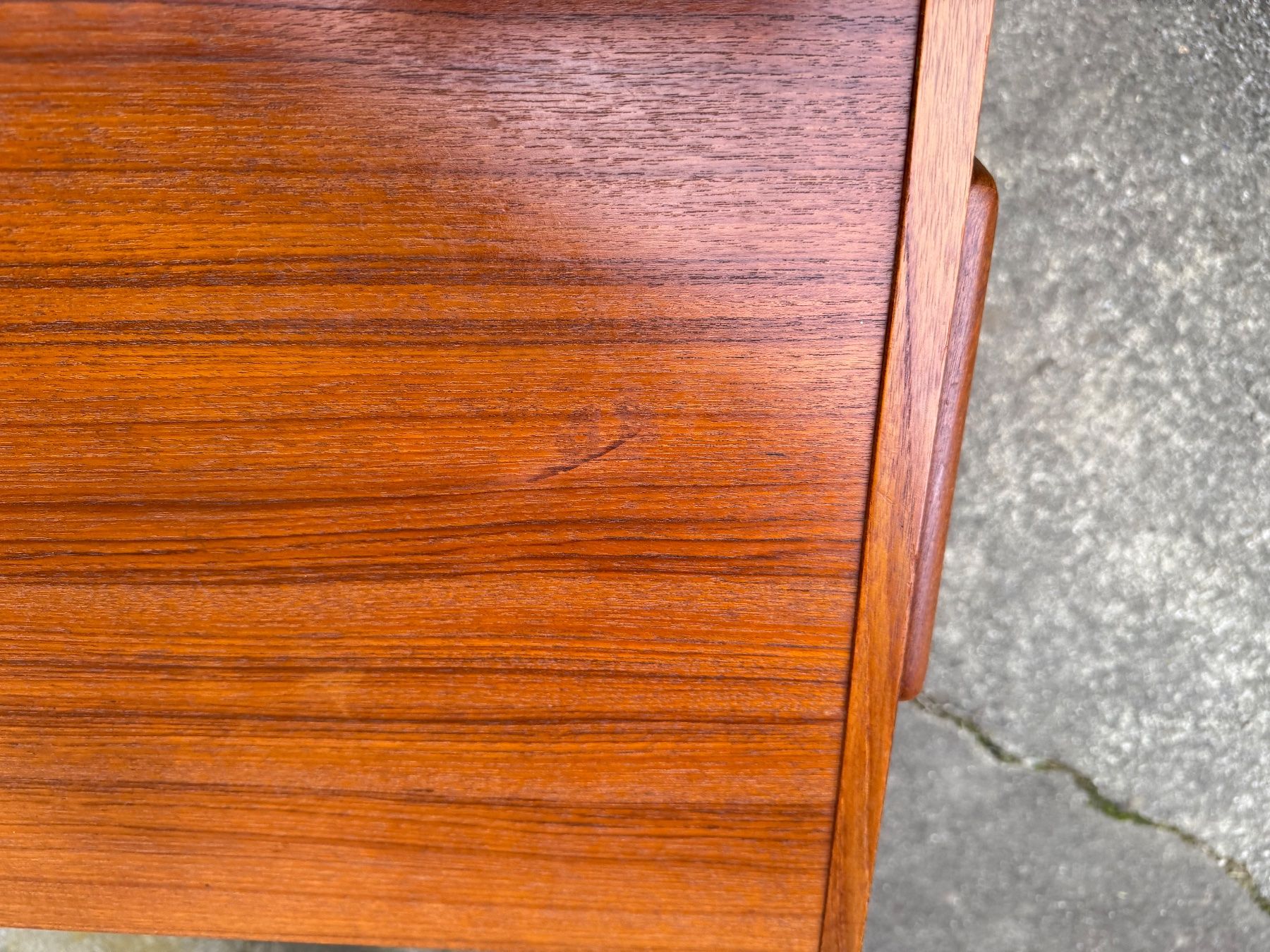 Tavoli: Nähtisch Teak mit Korb // 50er Jahre – Usato da Schinznach-Dorf venduto da mix 2