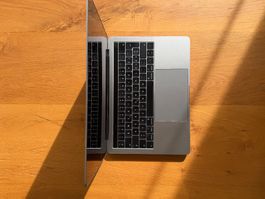 MacBook Pro 13" Space Grey 2017,  Top Zustand