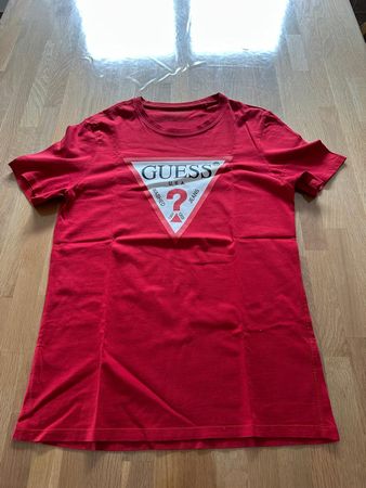 T-shirt Guess rouge, taille M, parfait pour l'été!