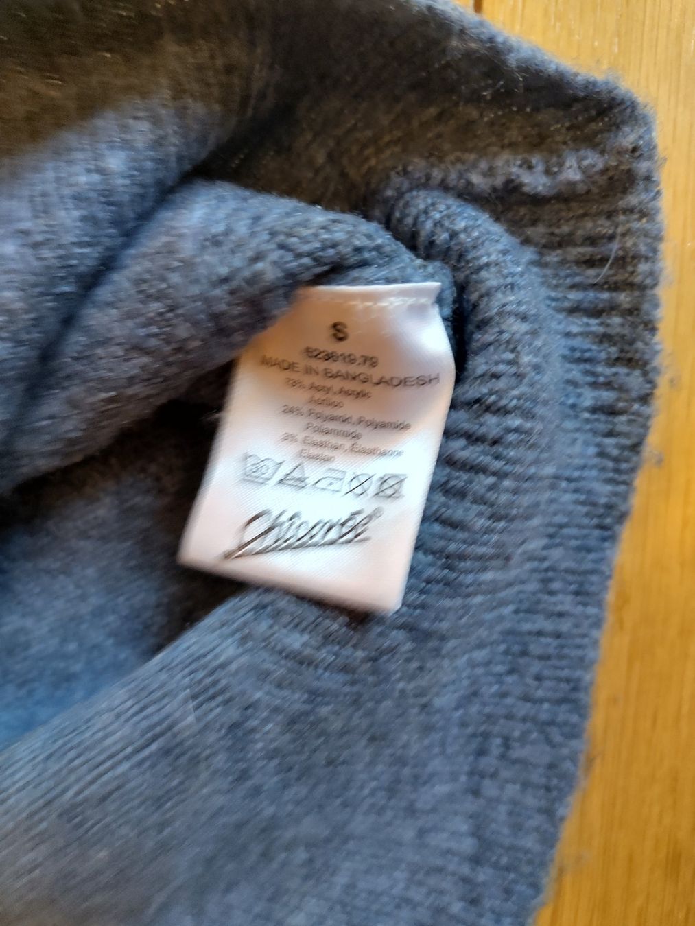 Pullover & Sweatshirts: Rollkragenpullover – Gebraucht aus Bern von Linii 1