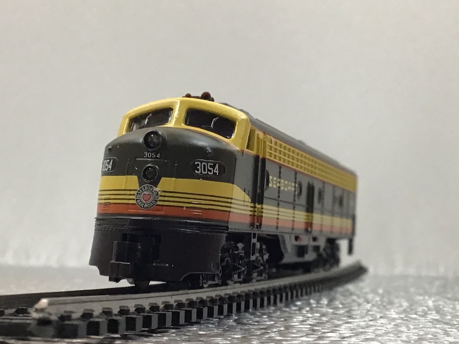 Walthers Modelleisenbahnen: WALTHERS LOKOMOTIVE 3054 SPUR N – Gebraucht aus Männedorf von Spezial-Modelle