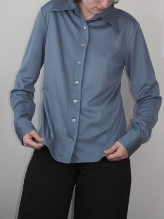 Blaues Hemd aus glänzendem Material (Grösse S–M)