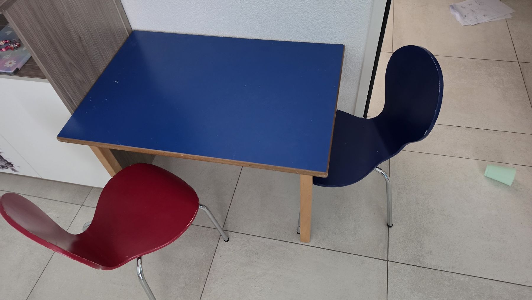 Tables: Kindertisch mit 2 Stühlen blau rot Holz – D'occasion à Jegenstorf par 1stmike 3