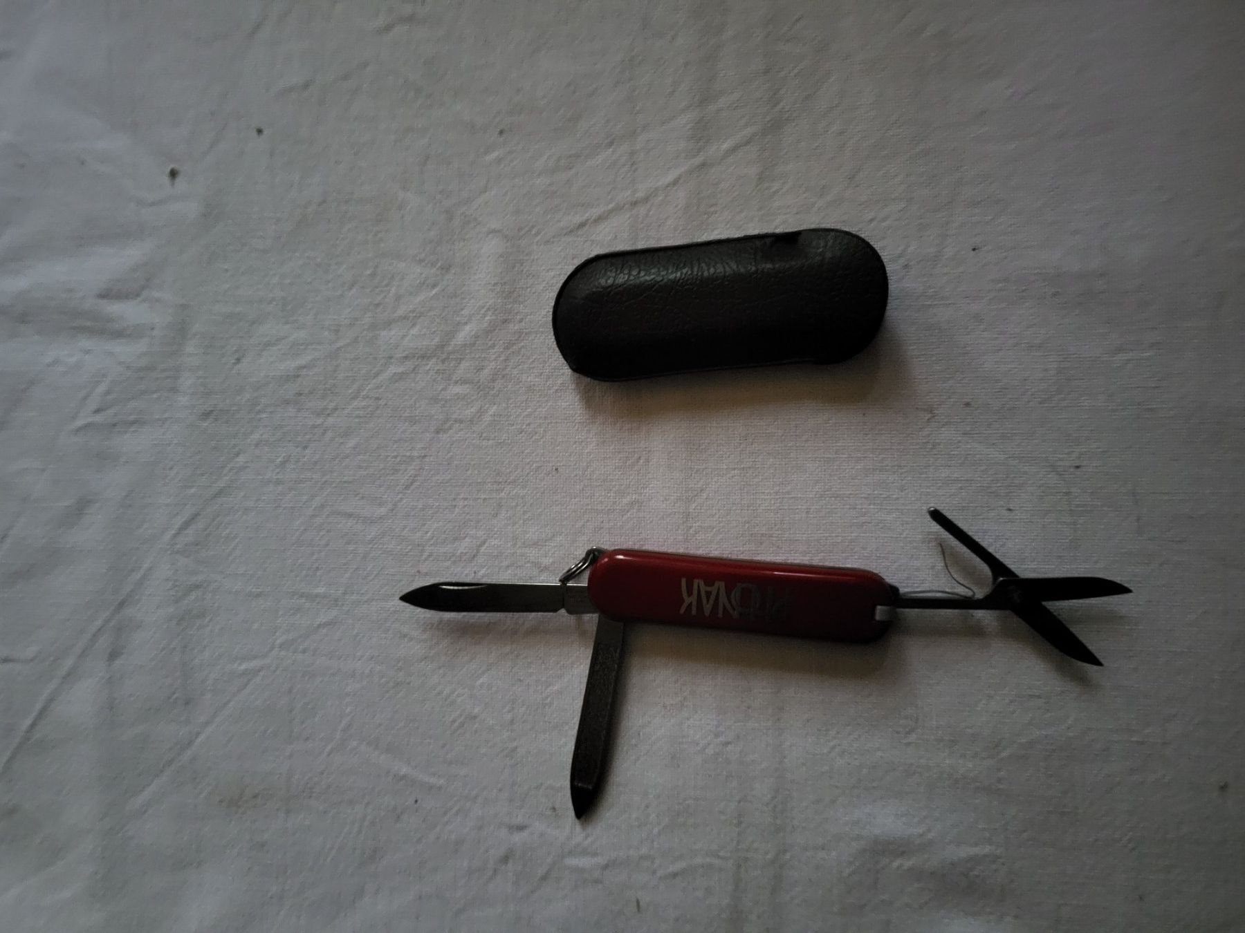 Victorinox Coltelli tascabile: 1 kleines, rotes Sackmesser PHONAK in Etui – Nuovo (secondo la descrizione) da Guggisberg venduto da Aegertenlehn