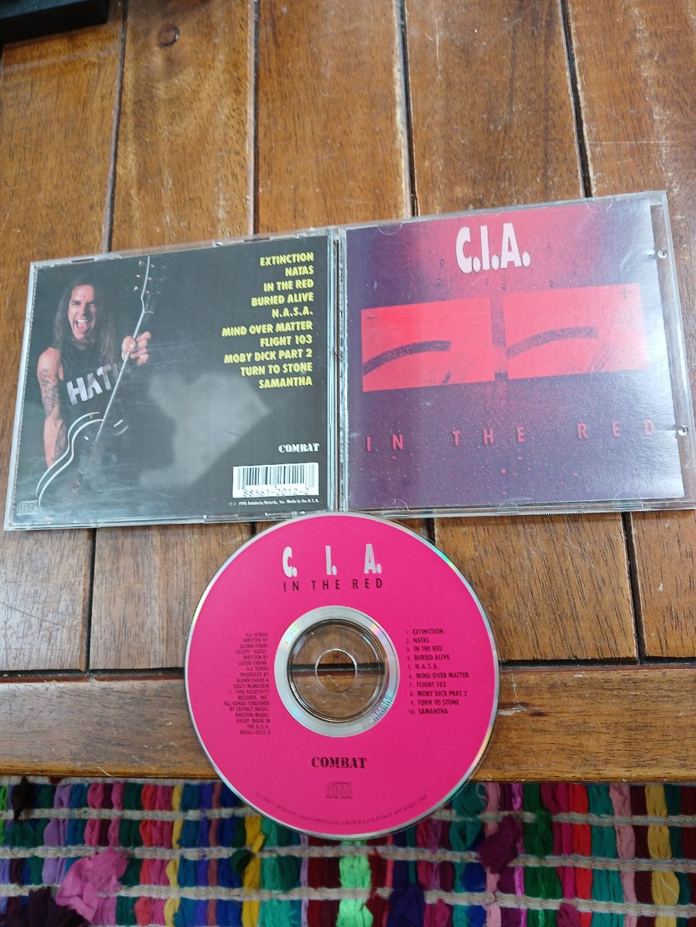 CD: cia - In the red – Usato da St-Cergue venduto da VeganWarrior