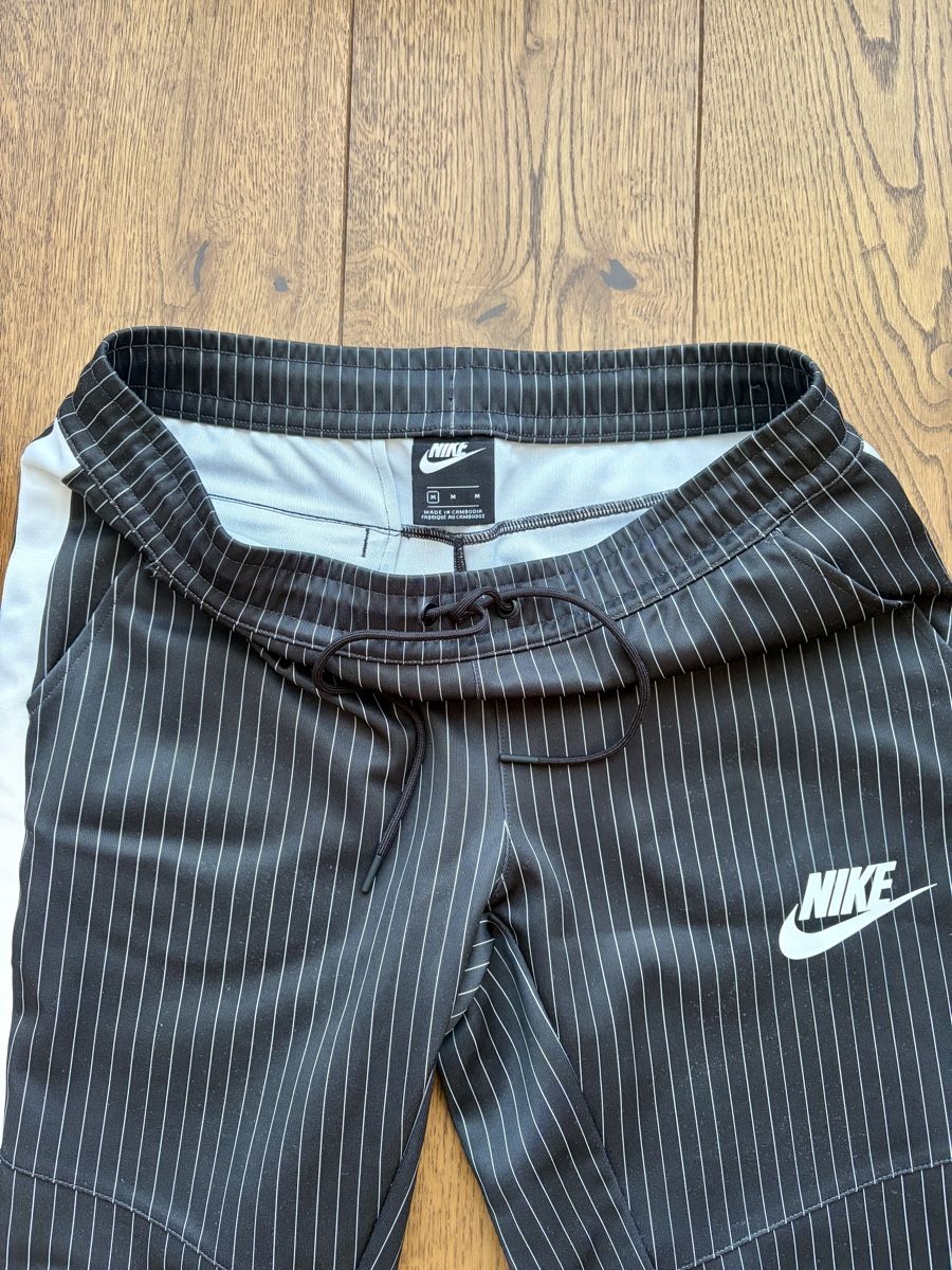 Nike Pantalons: Nike Trainerhose / Jogginghose gestreift Grösse M  – Neuf (Voir description) à Horw par FashionIsLove 1