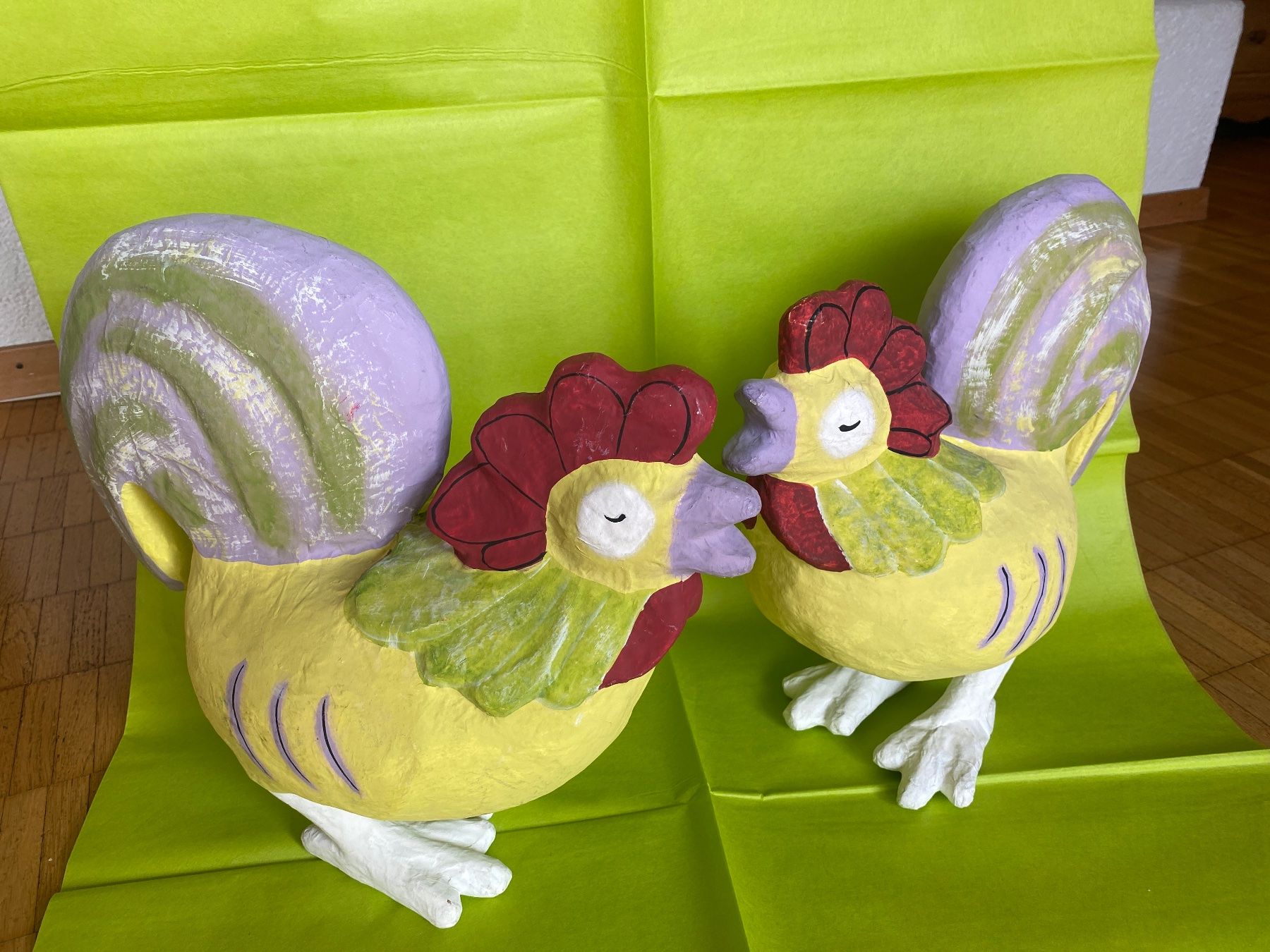 Statuette: Huhn 2 freche Hennen, Pappmaschee, cool – Usato da Pfäffikon SZ venduto da Anita8808