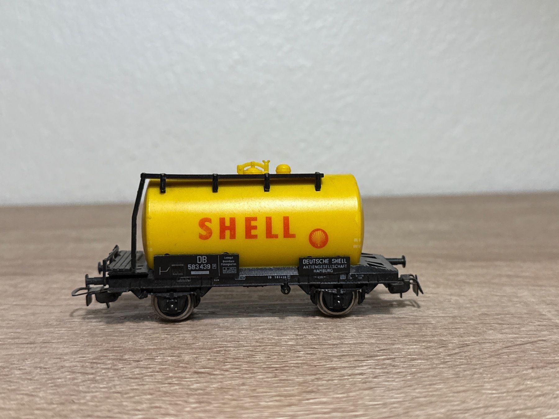 Lima Modelleisenbahnen: Lima Kesselwagen SHELL H0 (18) – Gebraucht aus St-Aubin-Sauges von Lo_Go 1