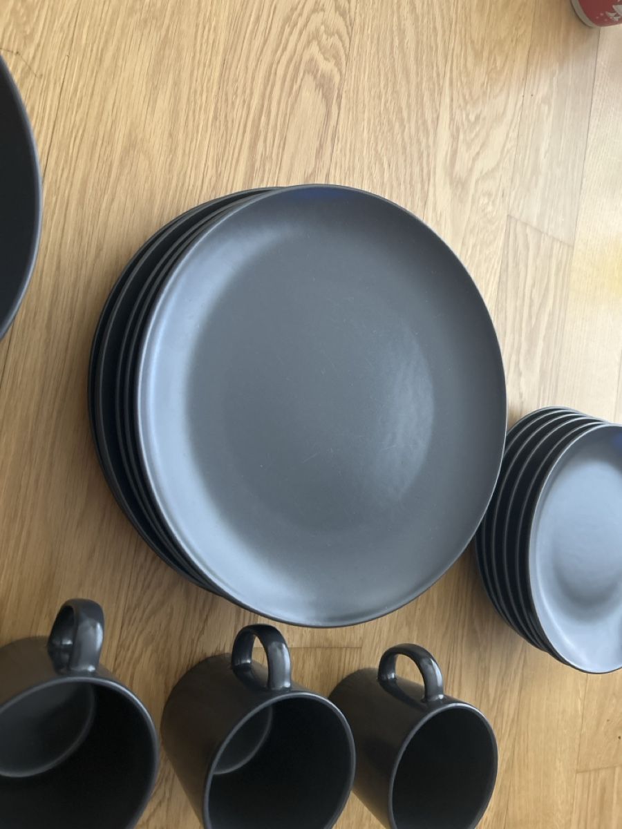 Set di piatti: Geschirrset dunkelblau, 18-teilig neuwertig – Usato da Brunegg venduto da Stefan2600 2
