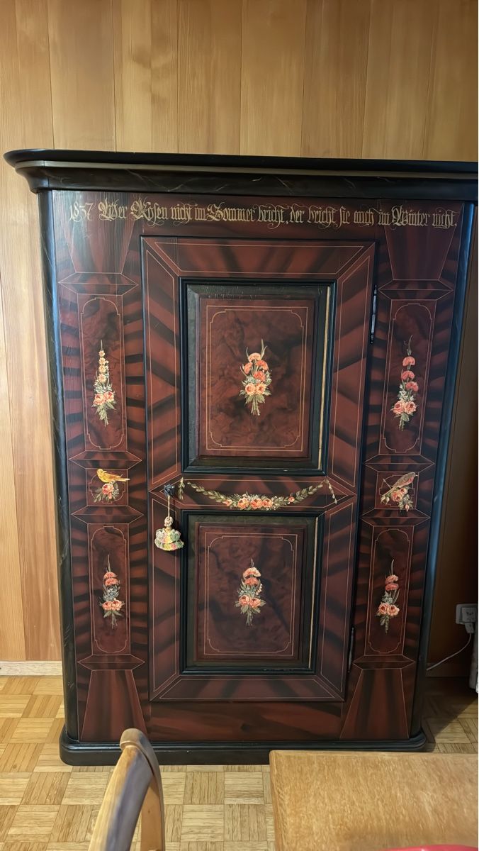 Armadi: Antiker Schrank mit Blumenmalerei – Usato da Walliswil b.Wangen venduto da CharlotteGarde