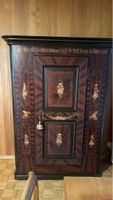 Antiker Schrank mit Blumenmalerei