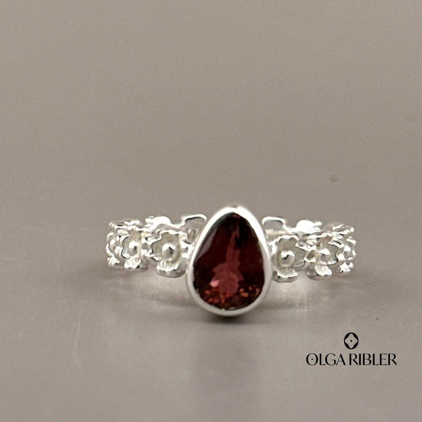 Olga Ribler Anelli: Feiner Silber Ring 925 mit Granate Grösse 58 – Nuovo (secondo la descrizione) da Luzern venduto da Schmuckoutlet
