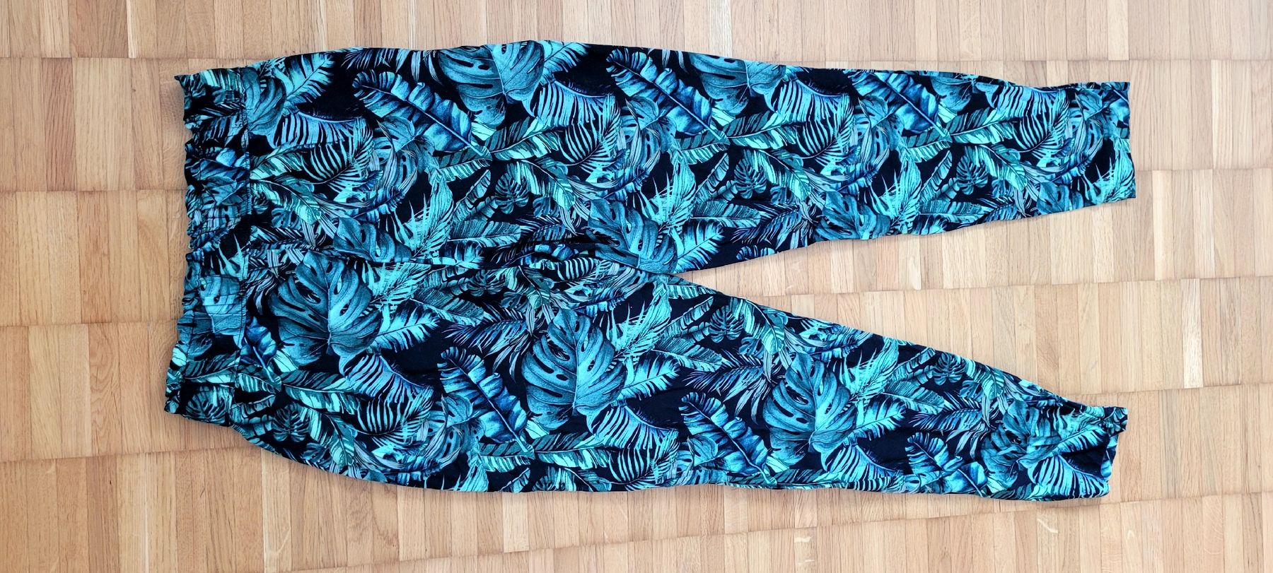 Pantaloni: Sommerhose mit Blattmuster, Grösse 36 neu – Nuovo (secondo la descrizione) da Emmenbrücke venduto da gatasalvache 8