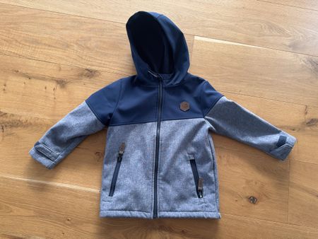Schöne Softshelljacke Grösse 110, super Zustand