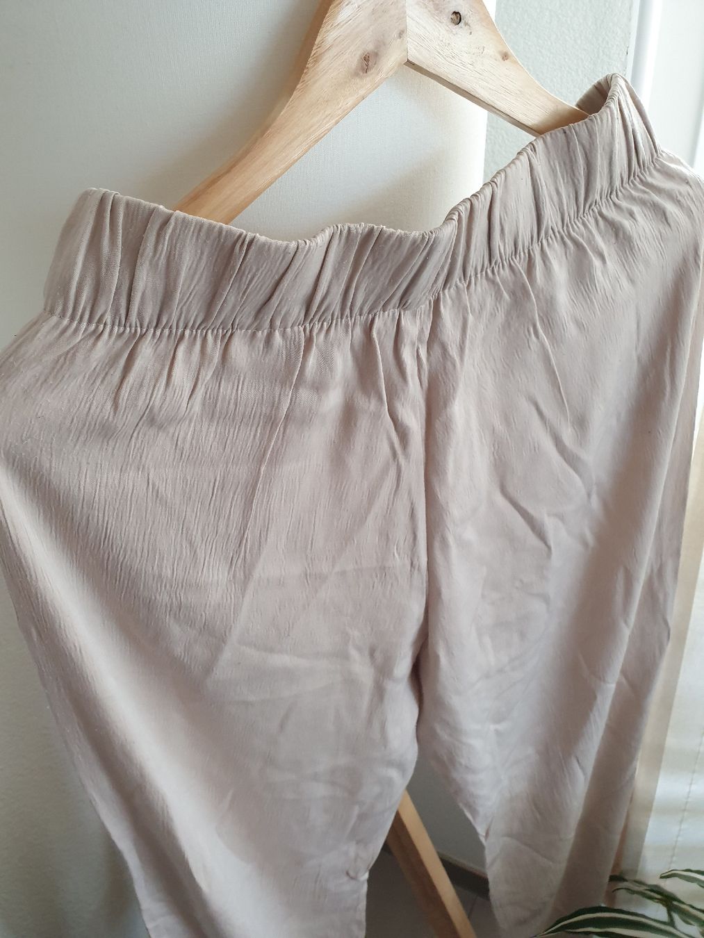 H&M Hosen: H&M Beige Flare Pants – Gebraucht aus Aigle von Smagbrelle18 9