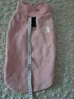 Verschiedene Hundemäntel und Halsband