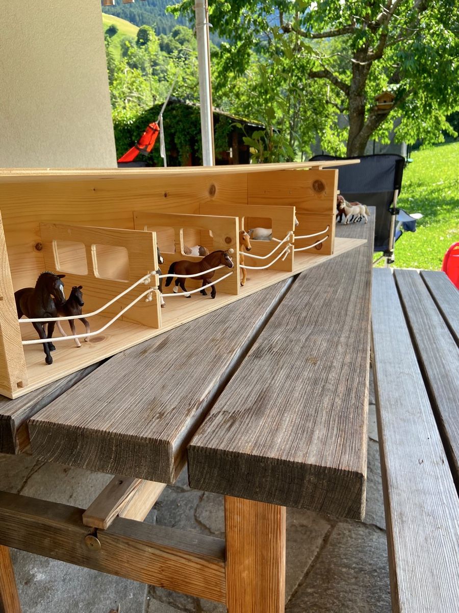 Spielzeuge: Pferdestall ohne Pferde – Gebraucht aus Henggart von Kipvelo 3