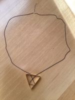 Art Deco Stil Halskette mit Dreieck Anhänger goldfarben, gut