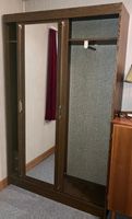 dunkle Garderobe mit Glasschiebetüre