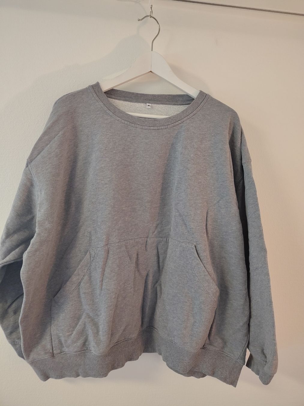 Maglioni & Felpe: Grauer Pullover Grösse M mit Tasche guter Zustand – Usato da Zürich venduto da s_a11