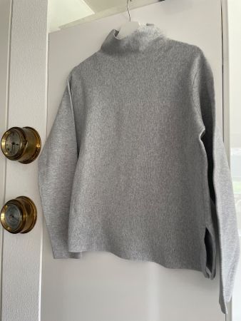 Grauer Pullover von COS