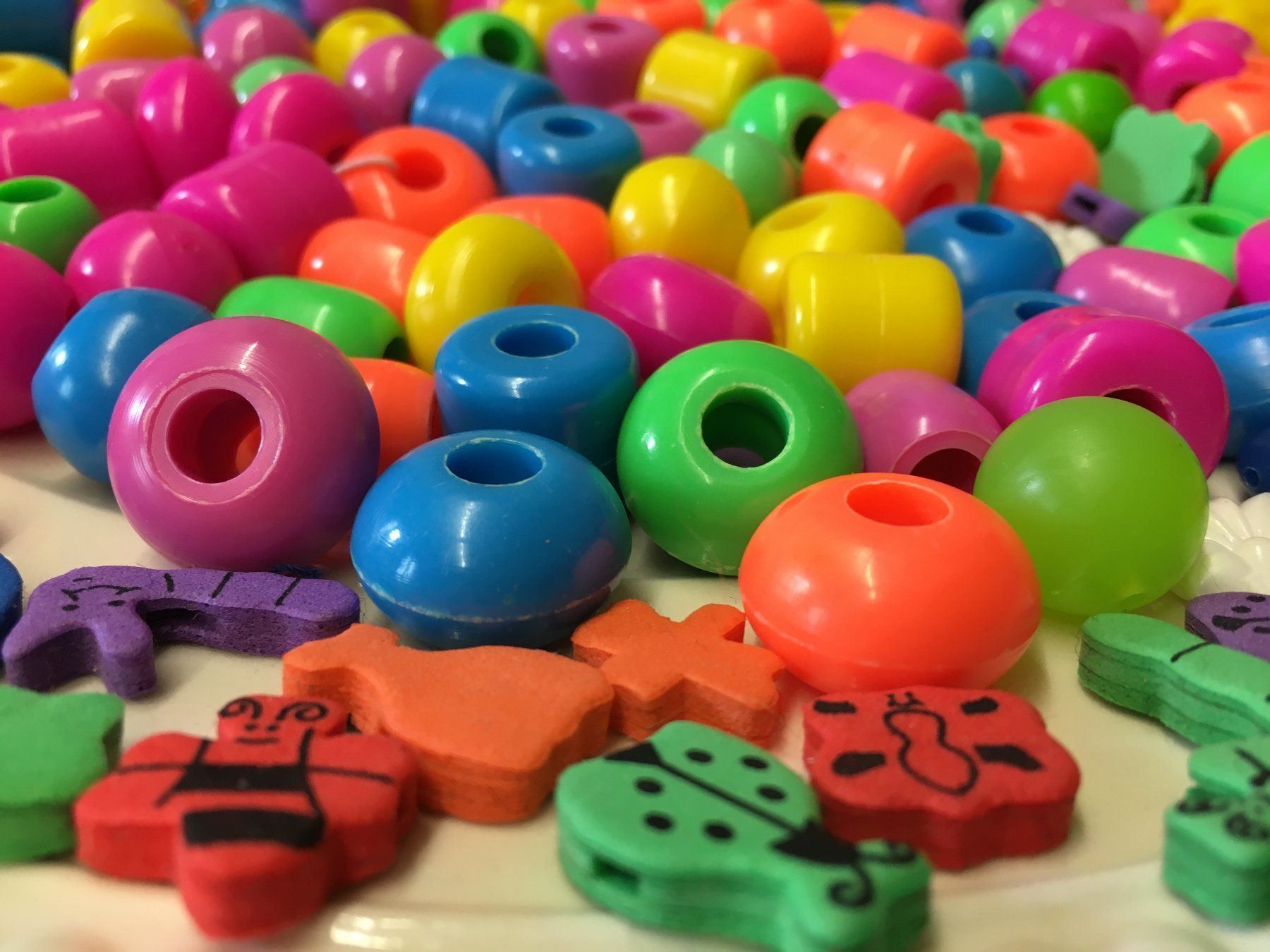 Perlen (unechte): Kunststoff Perlen / Beads, ca. 500 gr. – Gebraucht aus Schaffhausen von sparzone 9