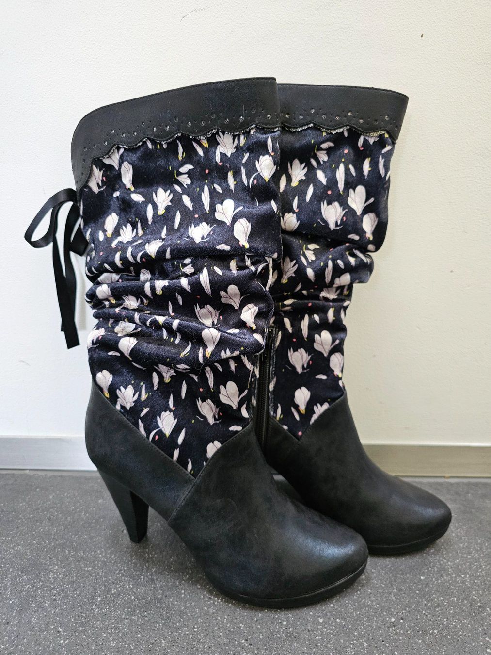 Scarpe da donna: Stiefel aus Leder und Stoff, Ruby Shoo UK6 oder 39 – Nuovo (secondo la descrizione) da Mönthal venduto da Creativchaos