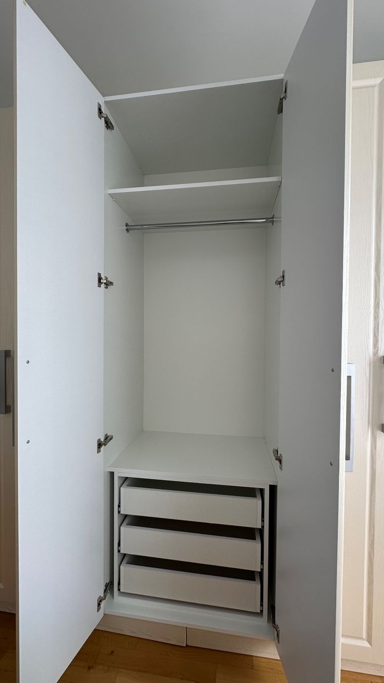Schränke: Grosser Kleiderschrank weiss – Gebraucht aus Wallisellen von Driton-PR 4