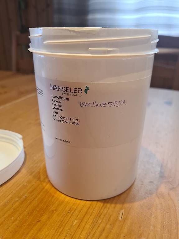 Tutti gli attrezzi: Graisse Lanoline 1kg pour la peau – Usato da Châtel-St-Denis venduto da max_fri 2
