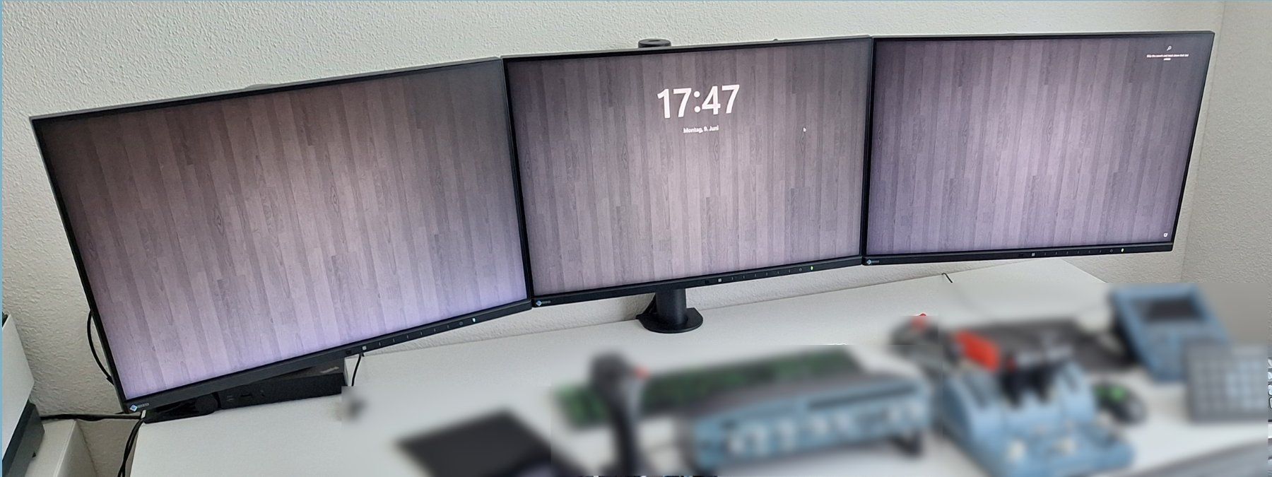 Eizo Monitor: 3x Eizo LA2455 plus Tischhalterung – Usato da Buchrain venduto da Roenen 1