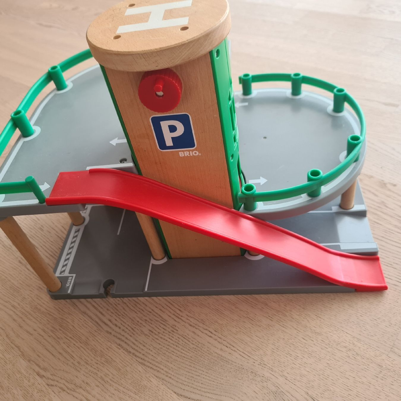 Brio Spielzeuge: BRIO Autogarage – Gebraucht aus Steinen von turbogeiss99