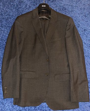Costume Hugo Boss taille 48, 1m74