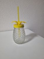 Trinkglas mit Strohhalm
