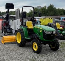 Traktor John Deere 3025 E mit Müthing Mulcher