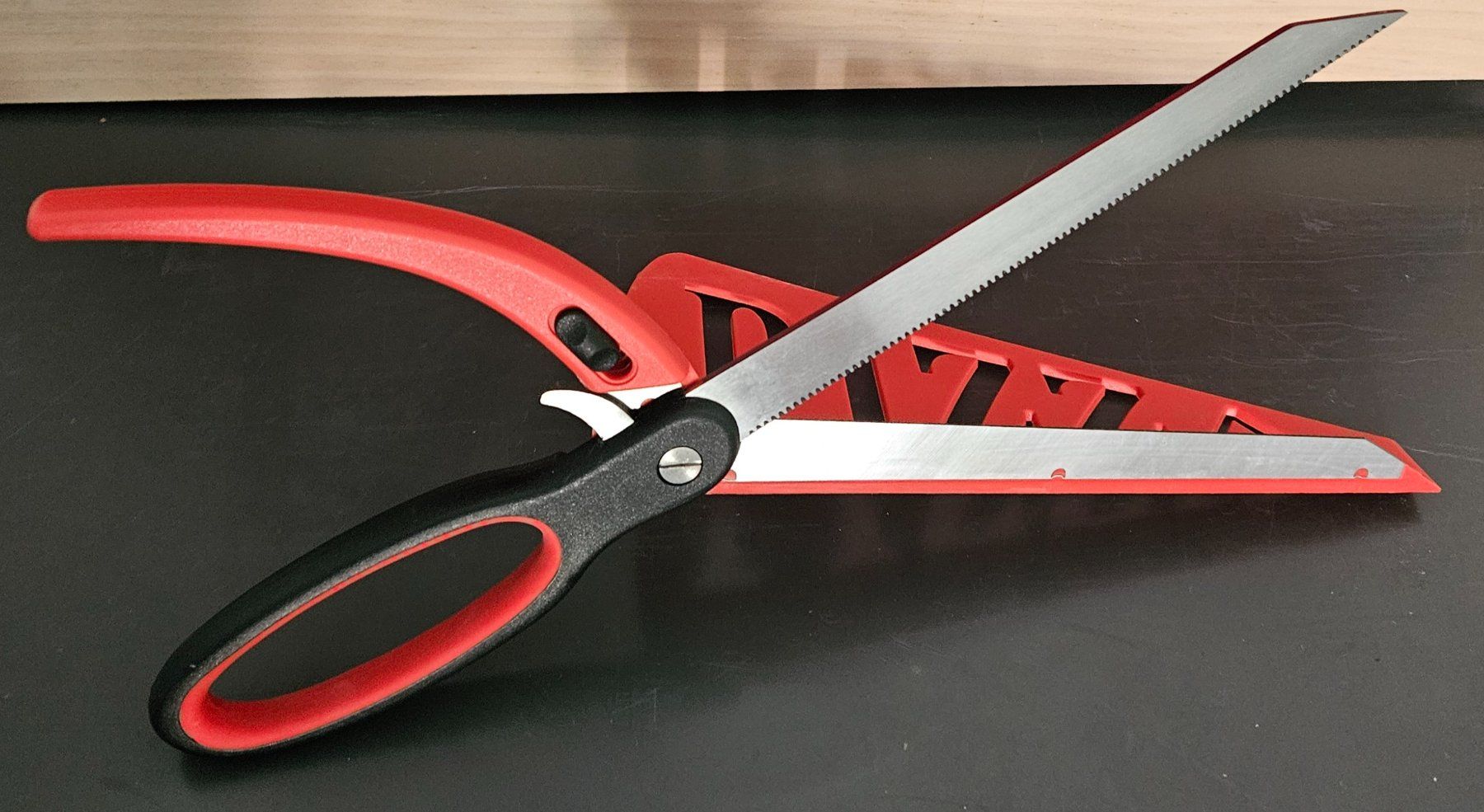 Elettrodomestici da cucina: Pizzaschere rot mit Klingenschutz neuwertig – Usato da Menziken venduto da sura76 1