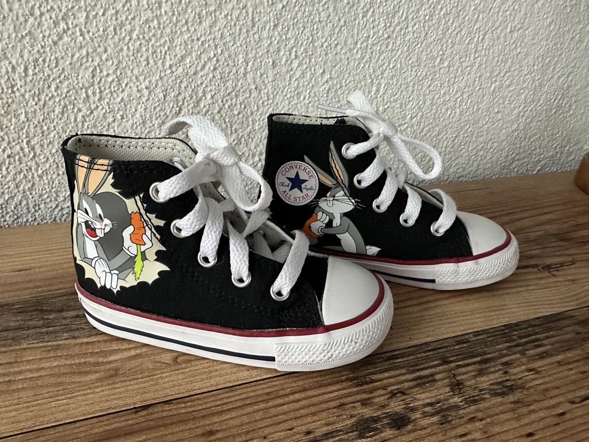 Converse Schuhe für Jungen: Converse Bugs Bunny, Grösse 22 – Gebraucht aus St. Gallenkappel von sunne88