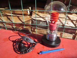 Coole Tischlampe mit rotem Licht