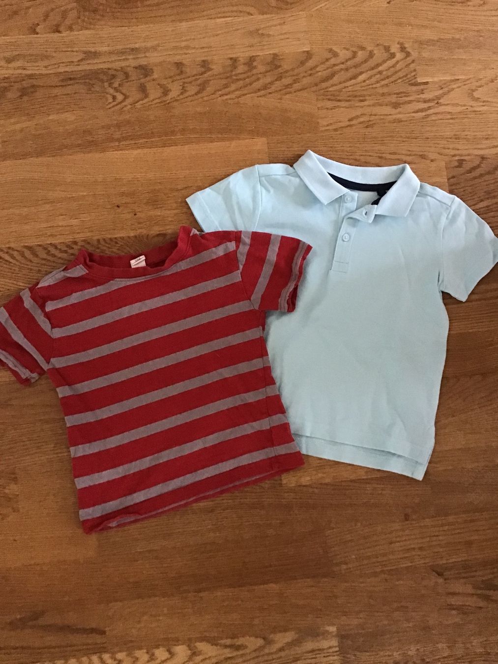 Hemden, T-Shirts & Polos: T- Shirt 2x Gr. 104... – Gebraucht aus Uetendorf von Koh0