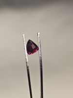Rubis rouge triangle 0.415ct - pierre précieuse rare!