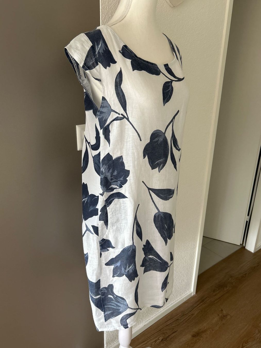 Kleider: Schönes Sommerkleid weiss mit Blumenmuster – Gebraucht aus Brunnen von Nala2929 3