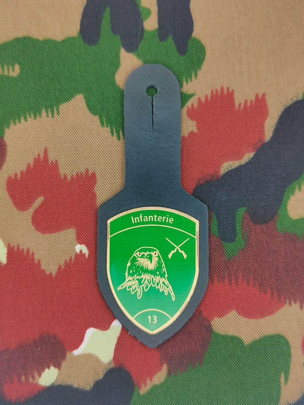 Schweizer Armee Uniformi: Brusttaschenanhänger Infanterieschule 13 – Usato da Bauma venduto da SwissMilitaria