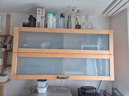 Küchen-Hängeschrank mit Milchglas & passendes Wandregal
