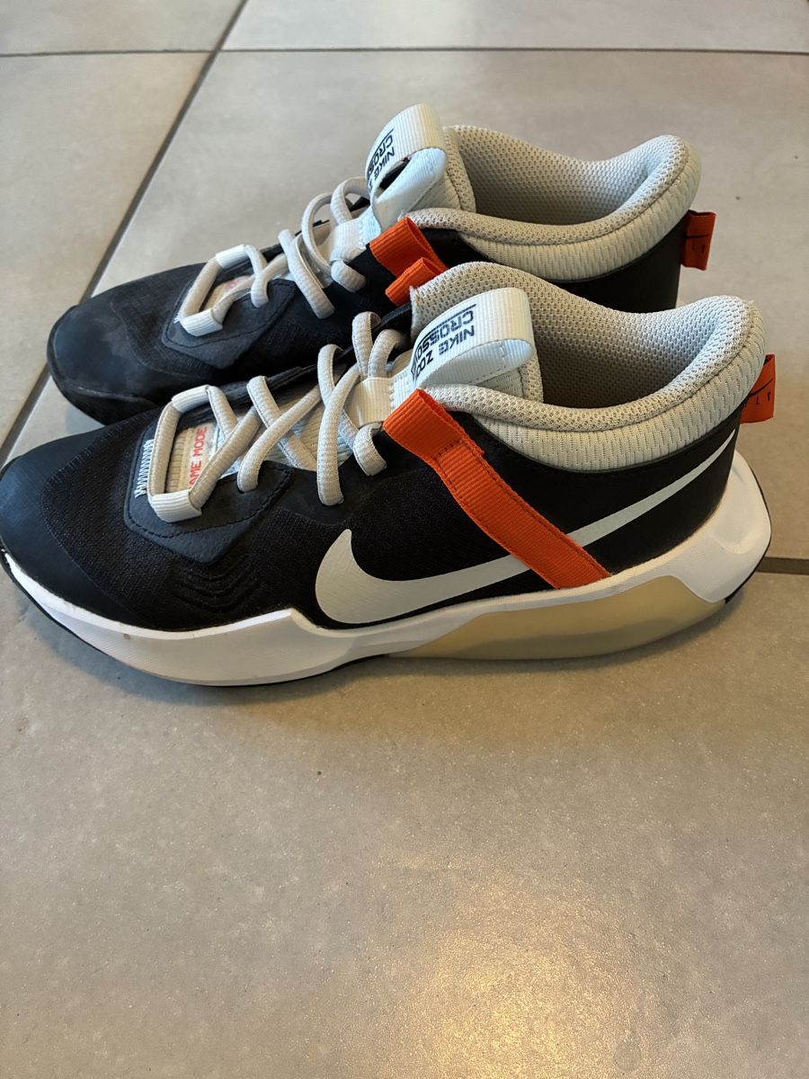 Nike Scarpe per ragazzi: Nike Basketballschuh Gr.36.5 – Usato da Thun venduto da Cypresses 1