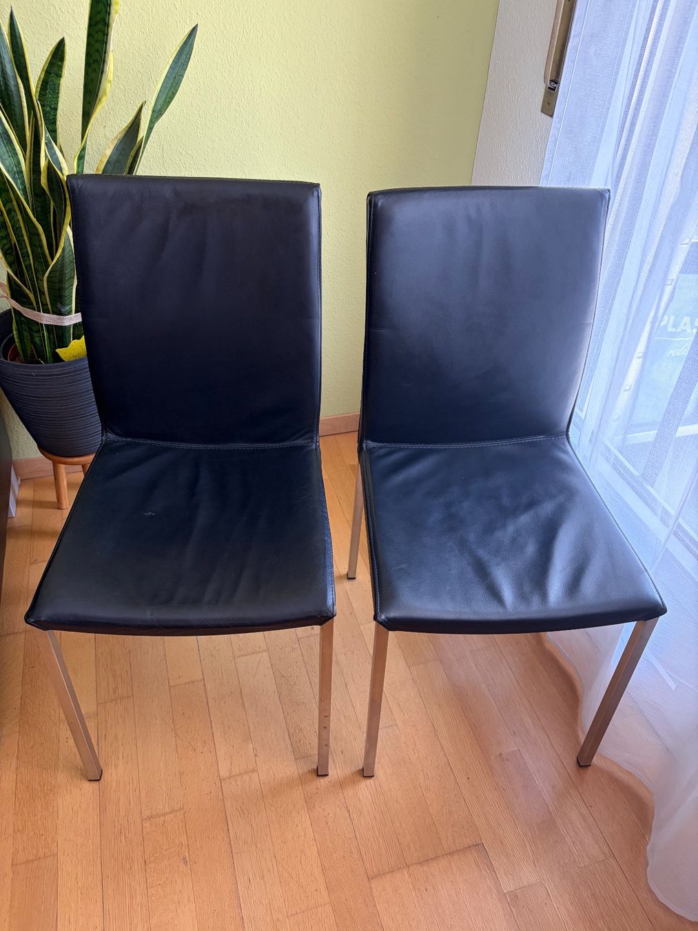 Interio Stühle: 2 schwarze Essstühle aus Leder von Interio – Gebraucht aus Winterthur von Skuenzle 4
