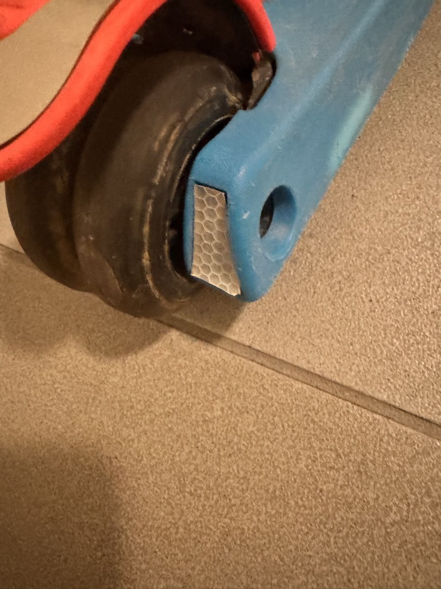 Micro Kickboard: Micro Maxi Kinder Roller, guter Zustand, mit LED – Gebraucht aus Galgenen von syl_7y9c 4