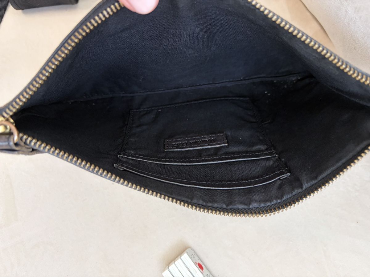Massimo Dutti Borse: Massimo Dutti Clutch Kroko Optik Schwarz mit Staubbeutel – Usato da Niederrohrdorf venduto da mitchelicious 5