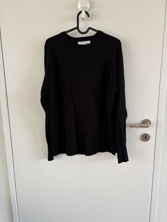 Schwarzer Strickpullover