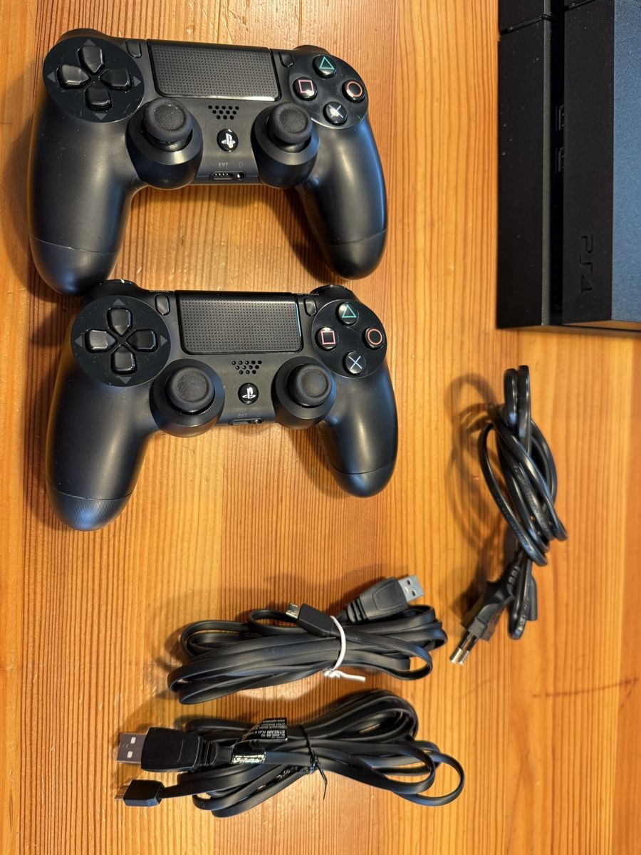 Sony Konsolen: PlayStation PS 4 / 1 TB / 2 Controller  – Neu (gemäss Beschreibung) aus Zernez von danielgrunder 1