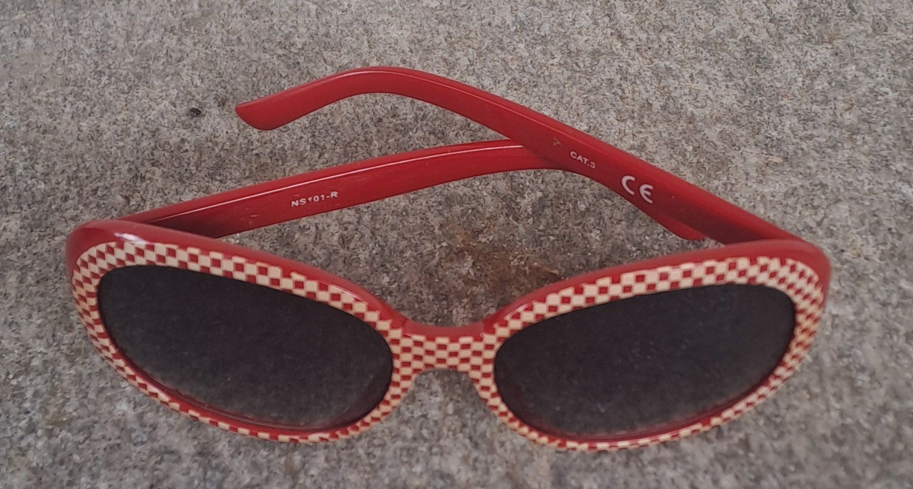 Occhiali & Lenti: Sonnenbrille rot mit Muster quaretmuster/graue Gläser – Nuovo (secondo la descrizione) da spruga venduto da andrapush 4