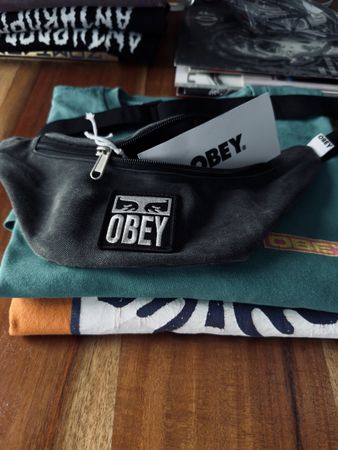 Obey Streetwear Set: 2 T-Shirts Oversize + Bauchtasche